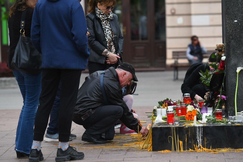 Novosa Ani I Danas Pale Sve E I Ostavljaju Cve E Na Trgu Slobode