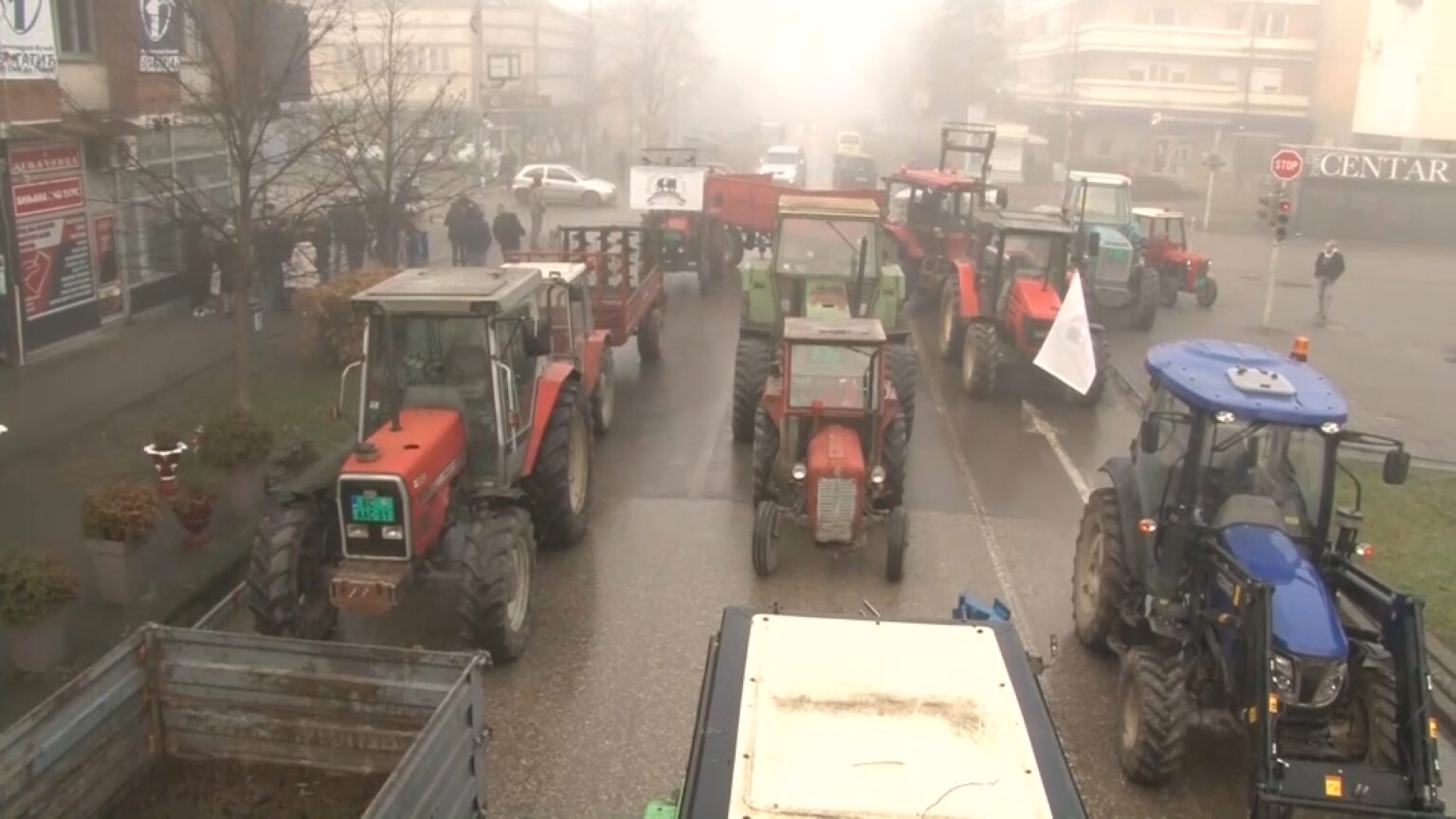 Poljoprivrednici Traktorima Blokirali Glavnu Ulicu U Bogati U Do Li I