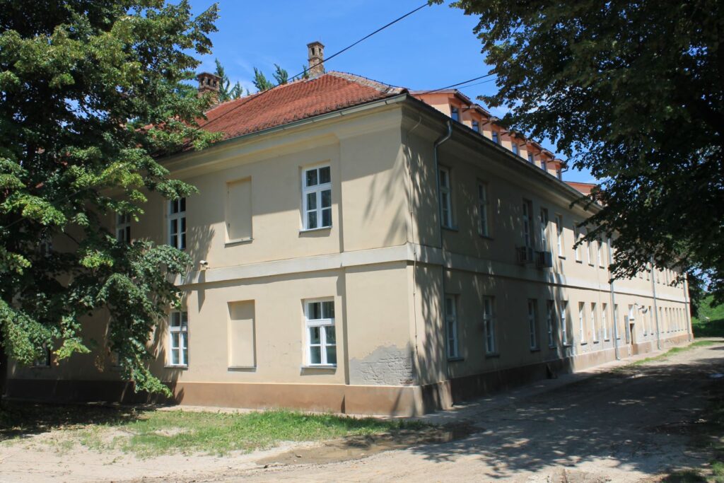 https://upload.wikimedia.org/wikipedia/commons/6/68/Petrovaradin_Fortress_8.8.2018_207.jpg